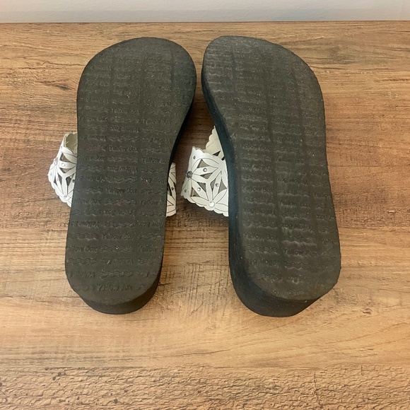 Yellowbox Sandals, T Strap, Black with White floral (rhinestones), 7.5 EUC - Picture 7 of 7